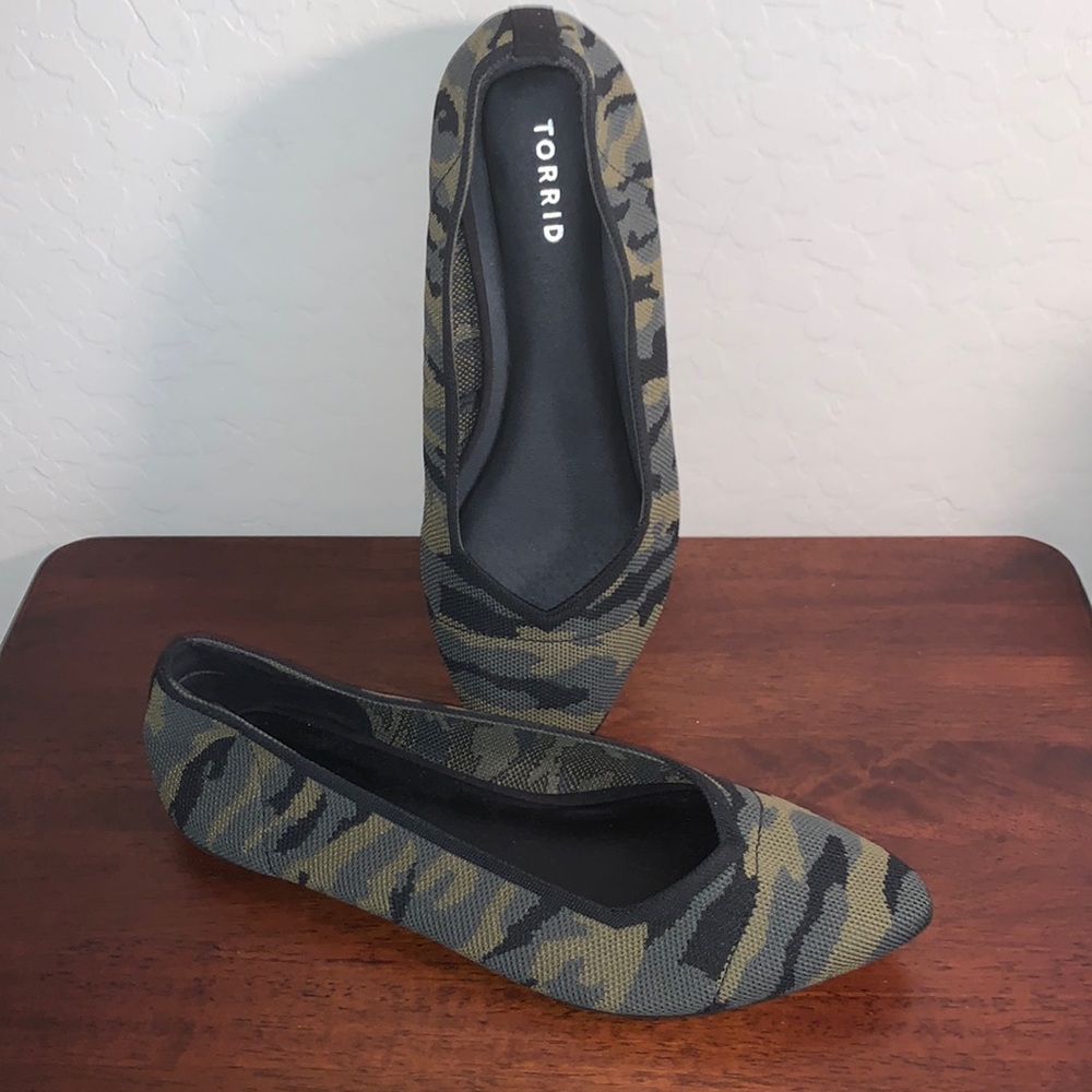 TORRID SUPER CUTE SIZE 10WW CAMO SLIP ON FLATS